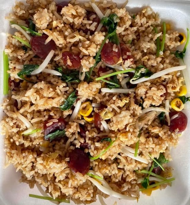 Chinese Sausage Fried Rice (北京香肠炒饭).